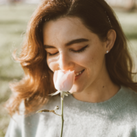 Rencontre avec la médecine du parfum : rituels pour gérer le stress et apprivoiser ses émotions